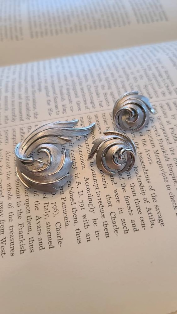 Excellent Trifari Mid-Century Silver-Tone Swirls … - image 3