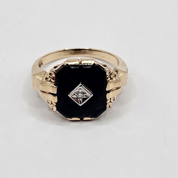 Lovely Vintage 10K Yellow Gold, Onyx and Diamond Ring