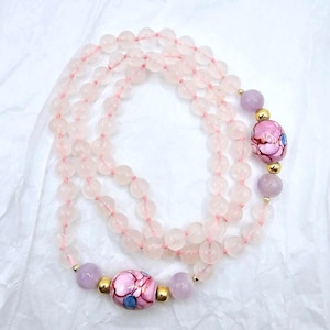 Joli collier vintage de 28 po. en quartz rose avec jade lavande, perles de verre artistique et finitions en or, accessoire de bijouterie en perles