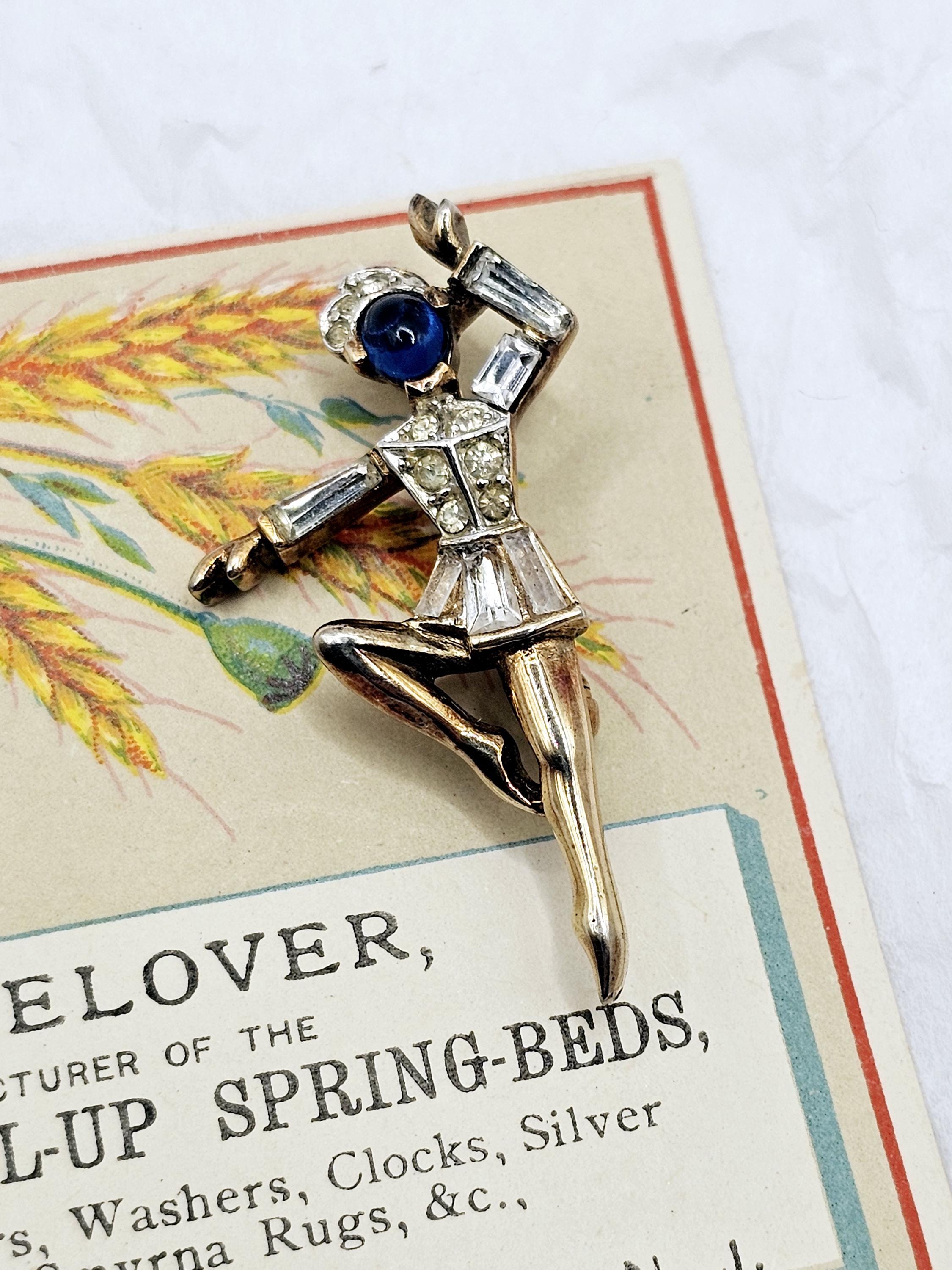 Ancienne Broche Trifari Métal Argenté - Émail Bleu Clair Et Pierre Rose, Occasion
