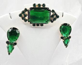 Conjunto vintage de broche y pendientes de clip con diamantes de imitación verde esmeralda
