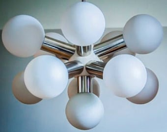1960er Sputnik Kronleuchter: Starburst mit 11 opaken weißen Kugeln