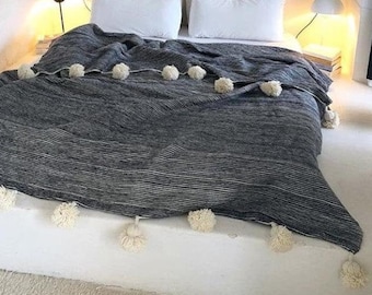 Handvävd marockansk ullfilt med pompom, berberdekor