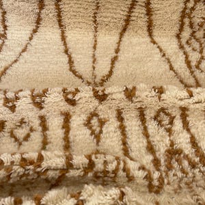 Moroccan Wool Runner Rug – White & Brown Berber Hallway Rug – Handmade Long Carpet – Striped Narrow Rug – Beni Ourain Style Decor