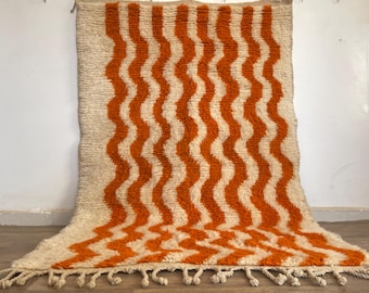 Alfombra marroquí de lana hecha a mano – Diseño bereber naranja y crema
