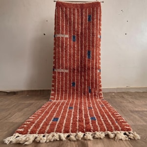 Alfombra marroquí: Alfombra de lana hecha a mano con rayas de terracota.