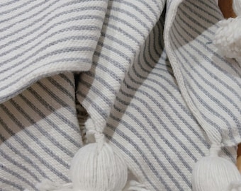 Manta marroquí de algodón tejida a mano – Manta boho con pompones