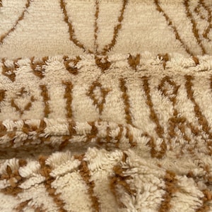 Moroccan Wool Runner Rug – White & Brown Berber Hallway Rug – Handmade Long Carpet – Striped Narrow Rug – Beni Ourain Style Decor