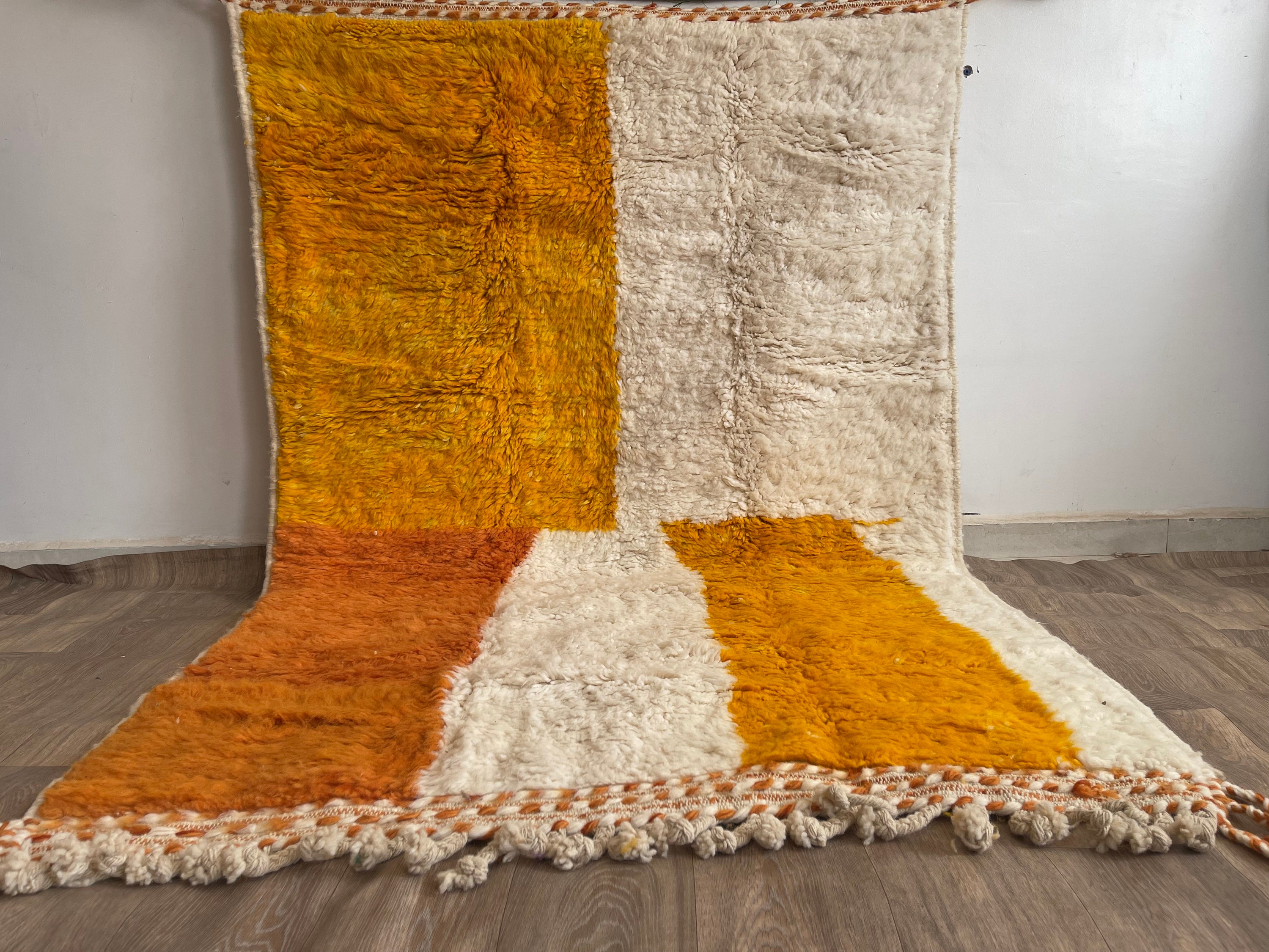 TAPIS Cachemire Indien, laine et coton, le champ blanc à cartouche et bordure contournés, meublé