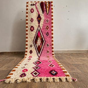 Alfombra marroquí rosa, alfombra bereber de lana hecha a mano, alfombra estrecha para pasillo, alfombra de cocina a medida, alfombra de diseño abstracto.