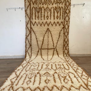 Moroccan Wool Runner Rug – White & Brown Berber Hallway Rug – Handmade Long Carpet – Striped Narrow Rug – Beni Ourain Style Decor