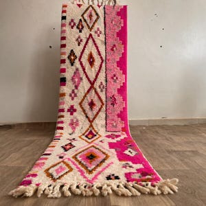 Tapete passadeira berbere rosa feito à mão: tapete marroquino de lã para corredor.