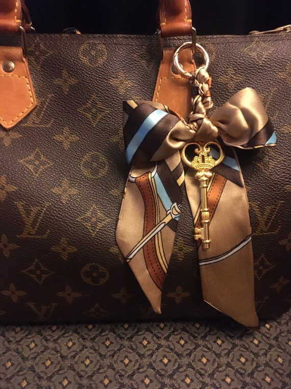 Speedy 25 with twilly and charm  Scarf on bag, Louis vuitton