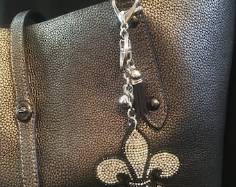 Crystal Fleur de Lis Taschenanhänger: Silber & Schwarz Taschenaccessoire