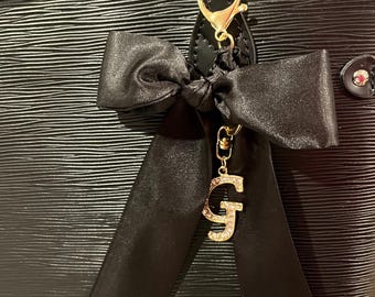 Geflochtener Schal Geldbörse Anhänger: Schwarze Schleife, Gold Initial G Clip