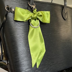 ¡NUEVO diseño! Pañuelo para bolso con lazo trenzado en verde lima intenso, anilla con medallón brillante y clip plateado para bolso.