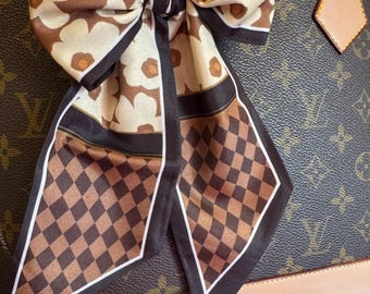 Dije para bolso con lazo trenzado hecho a mano: bufanda marrón a cuadros con clip dorado