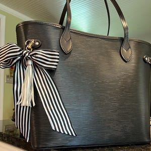 Gestreifte Schleife Quaste Taschen Anhänger: Gold Clip-On Taschen-Accessoire