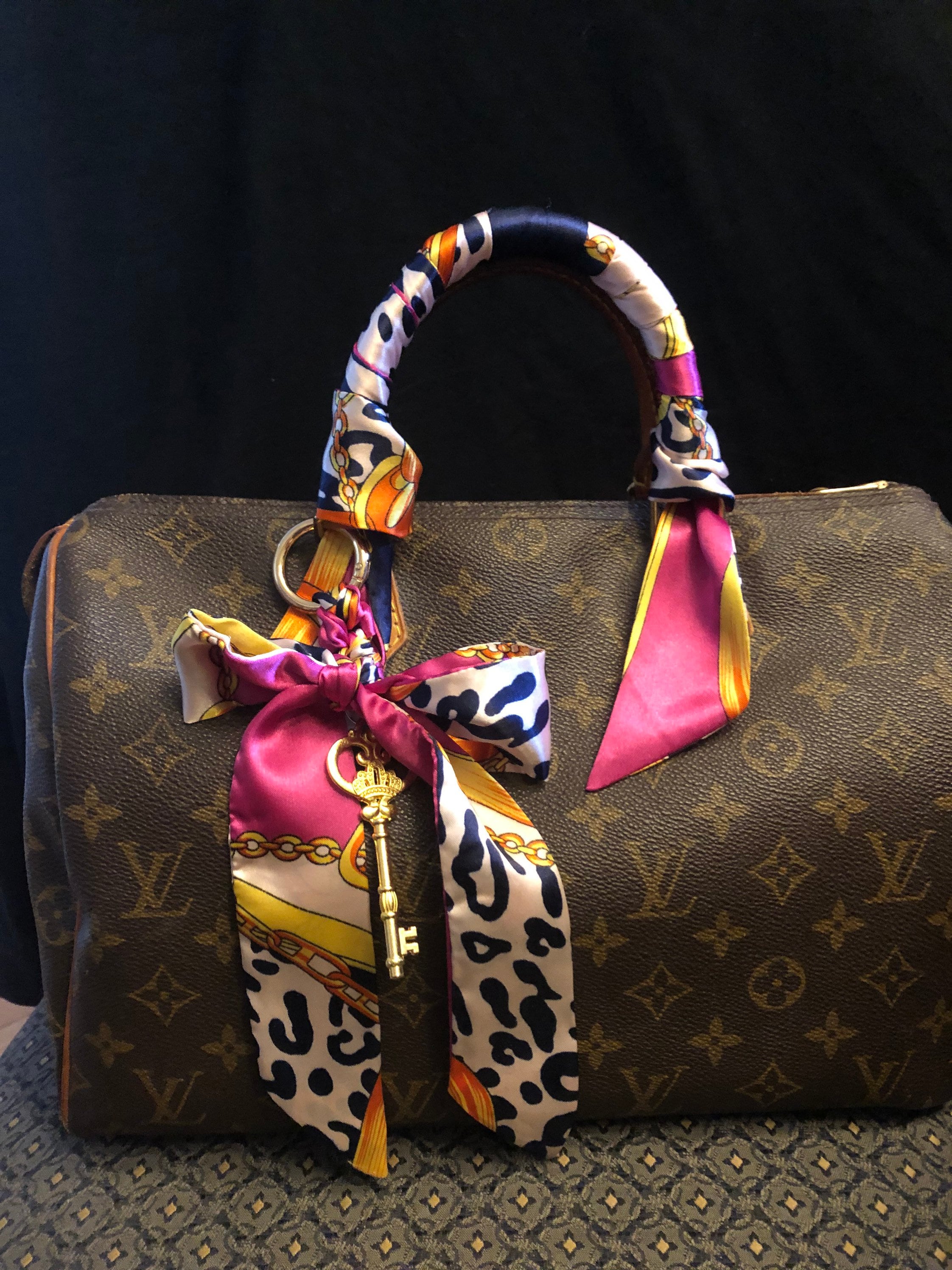 LOUISVUITTON■スカーフ■タッセル付き■総柄■アニマル■ロゴチャーム il_fullxfull.2932174918_2s9x.jpg
