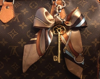 Four Ways to Tie a Bandeau on Louis Vuitton Neverfull and Speedy 