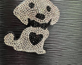 Kristallglitzernder Welpen-Taschenanhänger: Schwarz/Weiß mit goldfarbenen Beschlägen zum Anclipsen an der Tasche