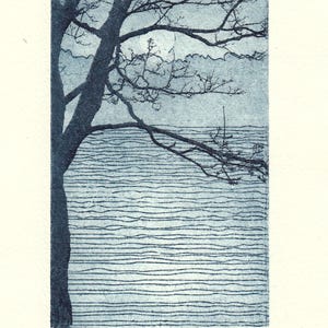 Könnte beinhalten: Ein monochromer Druck einer Baum- und Wasserlandschaft. Der dunkle Baum kontrastiert mit dem helleren Wasser und Himmel. Das Kunstwerk ist signiert und mit 1/15 (11) nummeriert. Der Druck ist auf einem cremefarbenen Passepartout montiert.
