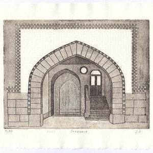 Peut inclure: Estampe monochrome d'une entrée voûtée avec une porte grillagée, des marches et une petite porte. Le mot "Entrance" est écrit en dessous. L'estampe a un aspect texturé et est numérotée 9/30.