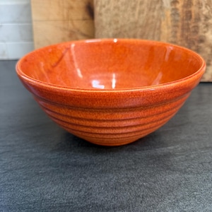 Vintage Bauer Keramik Orange Glasyr Ringware Skål (storlek 18)