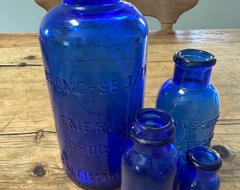 Ensemble de 4 bouteilles Bromo-Seltzer bleu cobalt antiques