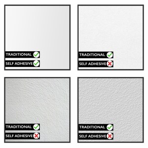K&ouml;nnte beinhalten: Vier wei&szlig;e Deckenplatten, zwei glatt und zwei strukturiert. Jede Platte hat ein schwarzes Etikett mit dem Text "TRADITIONAL" und "SELF ADHESIVE" mit einem H&auml;kchen oder einem Kreuz neben jedem Etikett.
