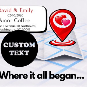 Peut inclure: Une conception graphique avec une épingle de localisation rouge représentant deux cœurs, sur une carte. Le design comprend le texte : "David & Emily", "Amor Coffee", "Custom Text", et "Where it all began..."