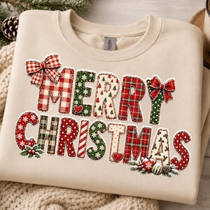 Peut inclure: Un sweat-shirt à col rond beige avec l'inscription Merry Christmas dans un style patchwork. Les lettres sont décorées de motifs vichy rouge et blanc, sapins blancs sur fond vert, tartan rouge et pois, agrémentées de nœuds et de houx.