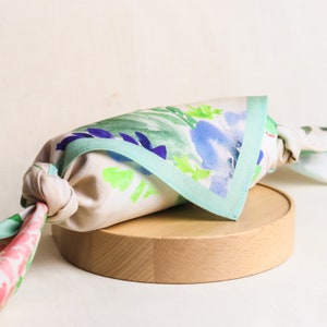 Tissu floral aquarelle Furoshiki Alternative au papier demballage cadeau Idée cadeau, emballage cadeau d'anniversaire, foulard bandana pour chien image 1