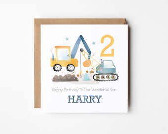Può includere: Un biglietto di auguri per il compleanno con un'illustrazione di un veicolo da costruzione giallo e blu. Il biglietto dice "Happy Birthday To Our Wonderful Son HARRY" e ha il numero "2" su di esso.
