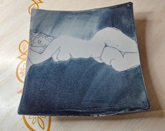 Bandeja de cerámica con mujer desnuda firmada por el artista, pintada a mano, curvada en azul, sobre pedestal, 8" x 8"