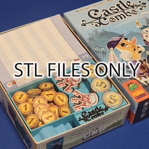 Op de afbeelding: Een bordspelboxset met de titel "Castle Combo" en de tekst "STL FILES ONLY". De open doos toont spelstukken, waaronder goudkleurige munten en rode fiches. De dooskunst toont cartoonfiguren en een kasteel.