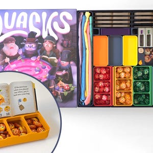 以下が含まれることがあります： カラフルな箱とゲームコンポーネントを備えたボードゲーム「Quacks」。箱のアートワークは漫画のキャラクターを特徴としています。内部には、トークン、カード、材料マーカーなど、さまざまなゲームピースがあります。別の黄色のコンテナには、追加のトークンとカードが含まれています。