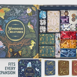 Puede incluir: Un juego de mesa titulado Wondrous Creatures con la tapa abierta que revela compartimentos organizados con varias piezas de juego, fichas y cartas. Debajo, el texto FITS EVERY EXPANSION aparece junto a tres libros de juego pequeños.