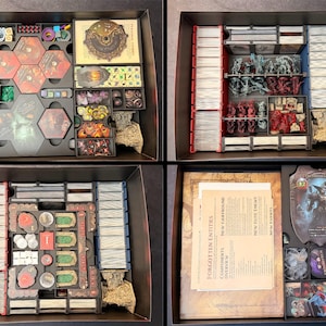 Può includere: Un organizer per giochi da tavolo con più scomparti pieni di componenti di gioco. Gli scomparti contengono carte, gettoni, dadi e miniature. L'organizer è nero con accenti rossi e grigi, progettato per riporre e organizzare i pezzi del gioco.