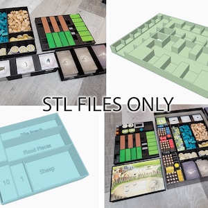 Pode incluir: Um organizador impresso em 3D para o jogo de tabuleiro "The Lowlands" com compartimentos para diferentes peças de jogo, incluindo dados, fichas de comida, ovelhas e cartas. O organizador é feito de plástico preto e tem um interior azul claro. A imagem também mostra o tabuleiro de jogo e a caixa.