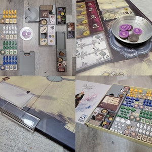 Pode incluir: Um organizador de jogos de tabuleiro de plástico cinza com compartimentos para várias peças de jogo, incluindo meeples de madeira, fichas de plástico e cartas. O organizador tem um fundo branco. As peças de jogo estão dispostas em uma grade.