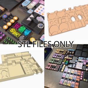 以下が含まれることがあります： ボードゲーム用の3Dプリントオーガナイザー。オーガナイザーはベージュのプラスチック製で、ゲームピースを収納するための複数のコンパートメントがあります。オーガナイザーはさまざまな角度から、ゲームピースが配置された状態で表示されています。STLファイルのみ。