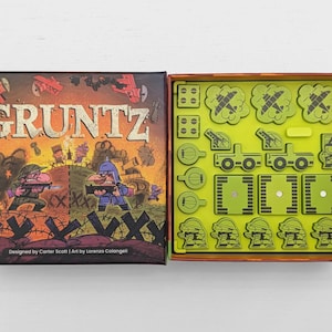 Peut inclure: Le jeu de société Gruntz présente une boîte illustrée de soldats en dessin animé sur un champ de bataille et un plateau ouvert contenant des pièces de jeu en bois vert citron, dont des chars, des soldats, des avions et des tuiles carrées aimantées.