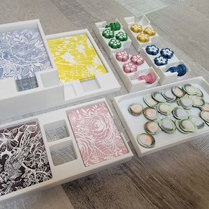 Inserto florífero (admite cartas en fundas) con bandejas para jugadores individuales y tapete de juego opcional