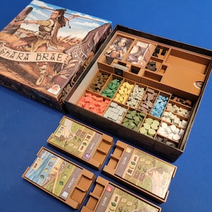 Inserto per gioco da tavolo Skara Brae / organizer per scatole con vassoi individuali per i giocatori (supporta carte con o senza bustina)