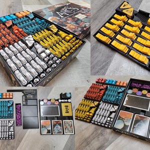 Puede incluir: Un organizador de juegos de mesa negro y amarillo con compartimentos para guardar las piezas del juego. El organizador está lleno de piezas de plástico de varios colores, incluidos amarillo, azul, rojo y blanco. La caja del juego está etiquetada como "Arcs: The Solar System Expansion".