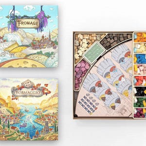 Puede incluir: Dos cajas de juegos de mesa, una con la etiqueta "Fromage" y la otra "Formaggio", presentan ilustraciones coloridas de paisajes. Un organizador de juegos de madera contiene varias piezas de juego de diferentes colores y formas, incluyendo bloques y fichas de madera.