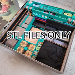 Könnte beinhalten: Ein Brettspiel-Organizer mit türkisfarbenen und schwarzen Fächern, der Karten, Spielsteine und Würfel enthält. Die Box ist mit "Covenant" beschriftet und enthält den Text "STL FILES ONLY".