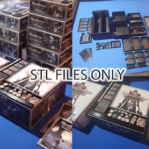 Puede incluir: Un organizador impreso en 3D para el juego de mesa Bloodborne. El organizador está hecho de plástico negro y tiene compartimentos para todos los componentes del juego, incluidas las cartas, las fichas y los dados. El organizador se muestra en dos configuraciones diferentes, una con la tapa abierta y otra con la tapa cerrada. El texto "STL FILES ONLY" es visible en la imagen.