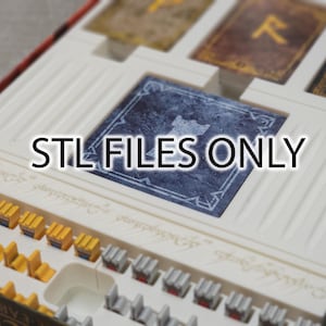 Könnte beinhalten: Ein weißes Spielbrett mit einer blauen und weißen Kachel in der Mitte. Die Kachel trägt den Text "STL FILES ONLY". Das Brett hat eine Reihe kleiner gelber Teile am unteren Rand.